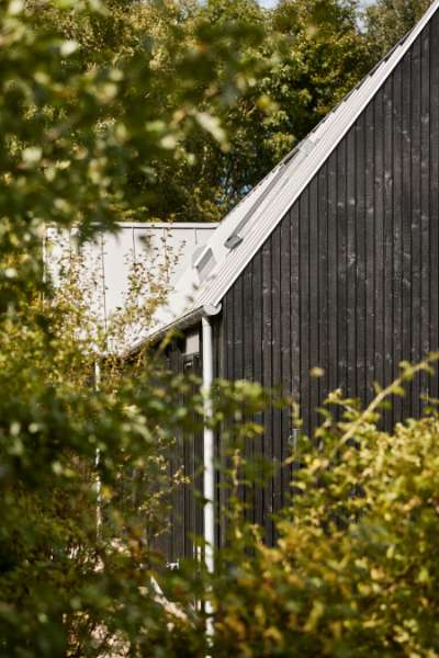 Arkitekttegnet delesommerhus beklædt med stålprofiler og træ, Skovsøvej 15, 4200 Slagelse